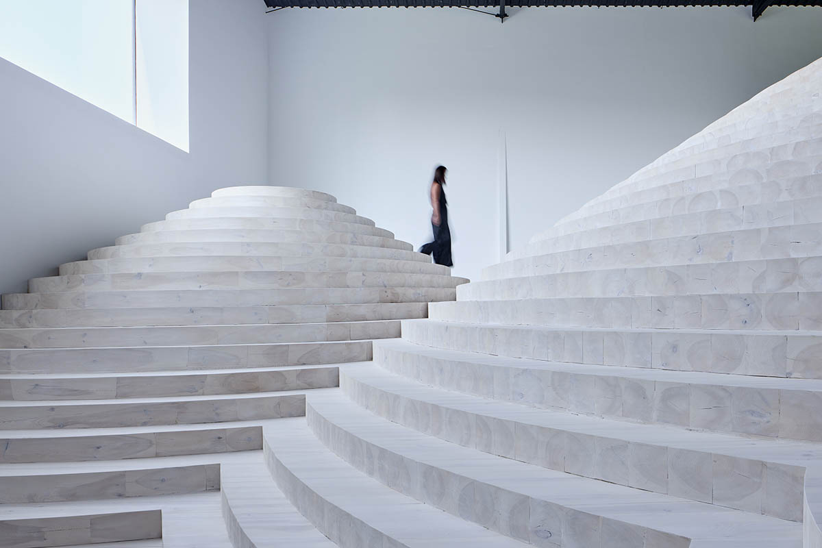 Jakub Jano&scaron;&iacute;k completes Jano&scaron;&iacute;k Headquarters and Showroom in the Czech Republic