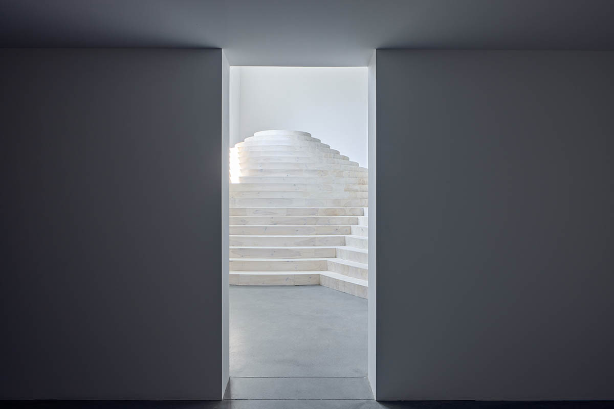 Jakub Jano&scaron;&iacute;k completes Jano&scaron;&iacute;k Headquarters and Showroom in the Czech Republic