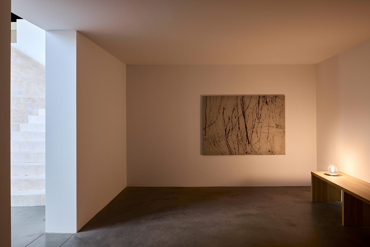 Jakub Jano&scaron;&iacute;k completes Jano&scaron;&iacute;k Headquarters and Showroom in the Czech Republic