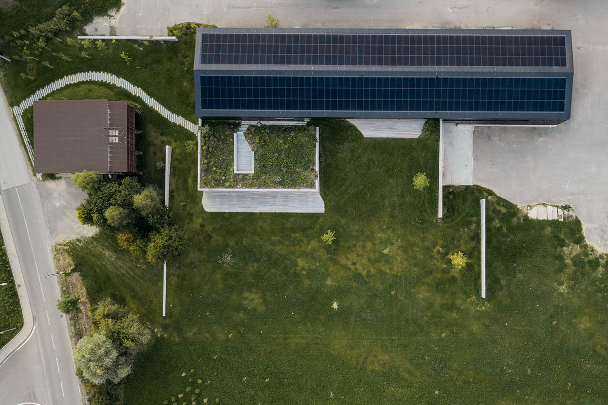 Jakub Jano&scaron;&iacute;k completes Jano&scaron;&iacute;k Headquarters and Showroom in the Czech Republic