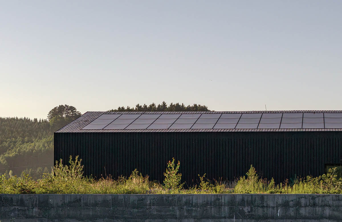 Jakub Jano&scaron;&iacute;k completes Jano&scaron;&iacute;k Headquarters and Showroom in the Czech Republic