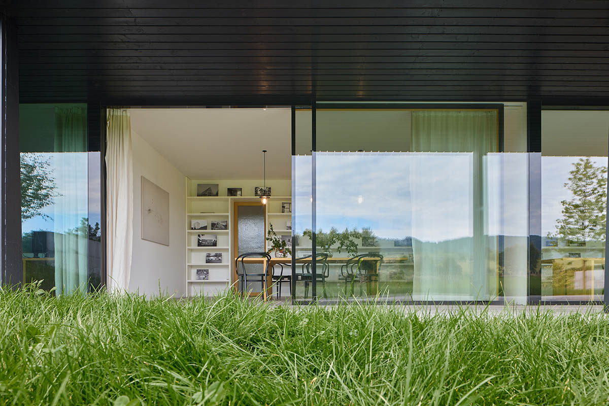 Jakub Jano&scaron;&iacute;k completes Jano&scaron;&iacute;k Headquarters and Showroom in the Czech Republic