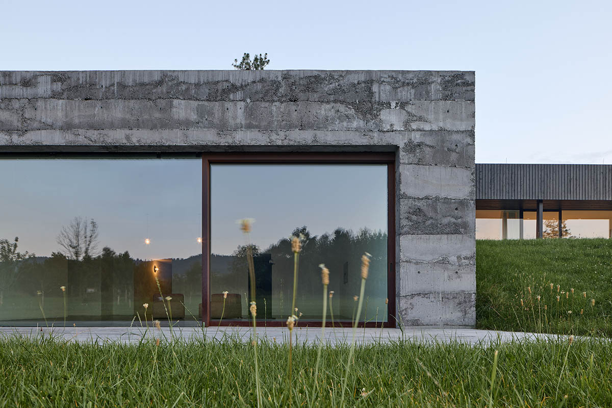 Jakub Jano&scaron;&iacute;k completes Jano&scaron;&iacute;k Headquarters and Showroom in the Czech Republic