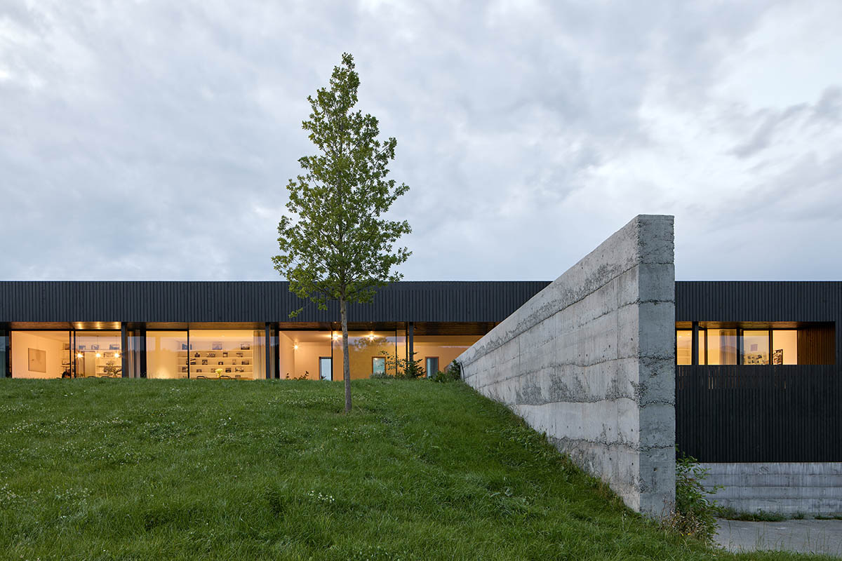 Jakub Jano&scaron;&iacute;k completes Jano&scaron;&iacute;k Headquarters and Showroom in the Czech Republic