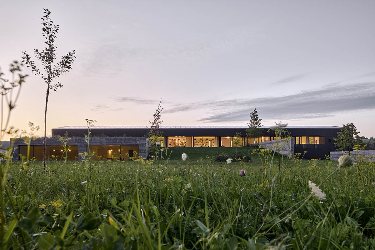 Jakub Jano&scaron;&iacute;k completes Jano&scaron;&iacute;k Headquarters and Showroom in the Czech Republic
