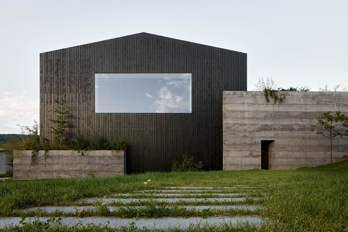 Jakub Jano&scaron;&iacute;k completes Jano&scaron;&iacute;k Headquarters and Showroom in the Czech Republic