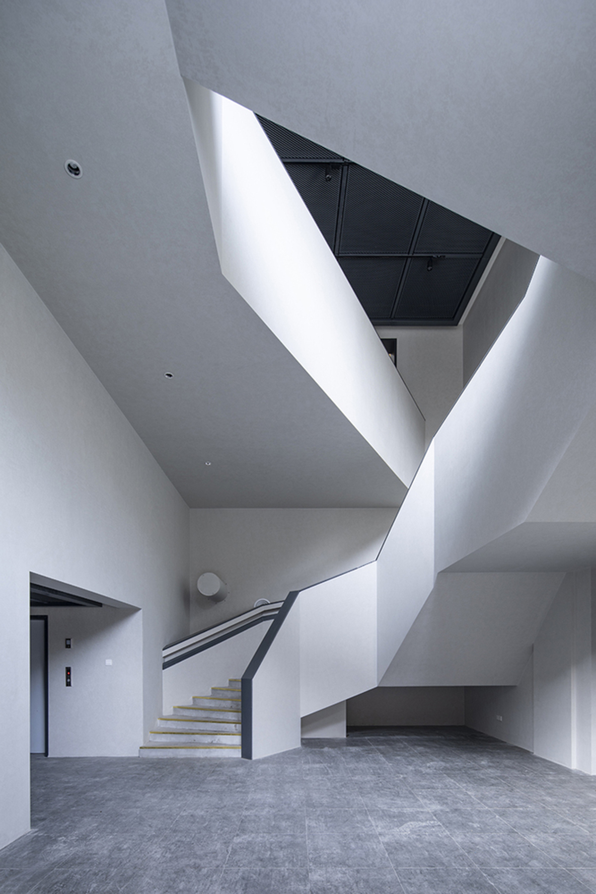 Atelier FCJZ transforms former pedestrian bridge into a bridged art museum in China