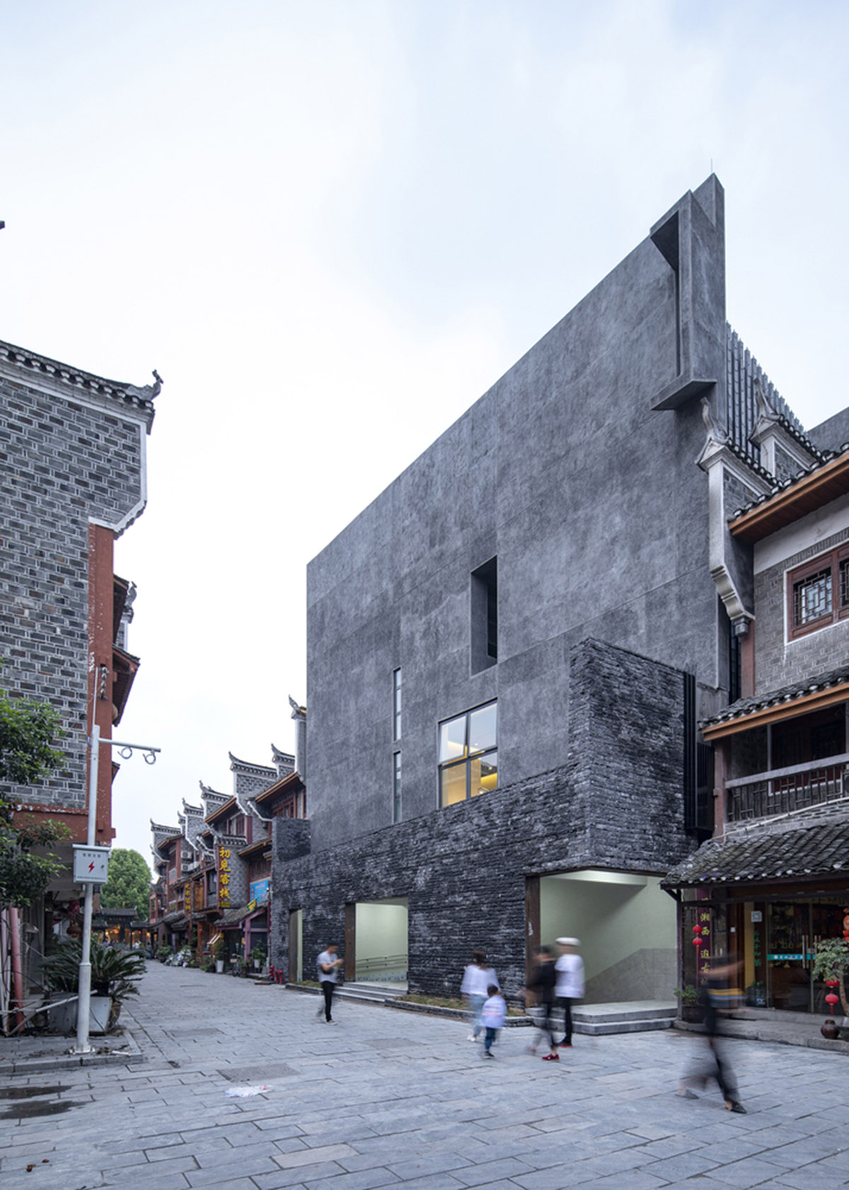 Atelier FCJZ transforms former pedestrian bridge into a bridged art museum in China