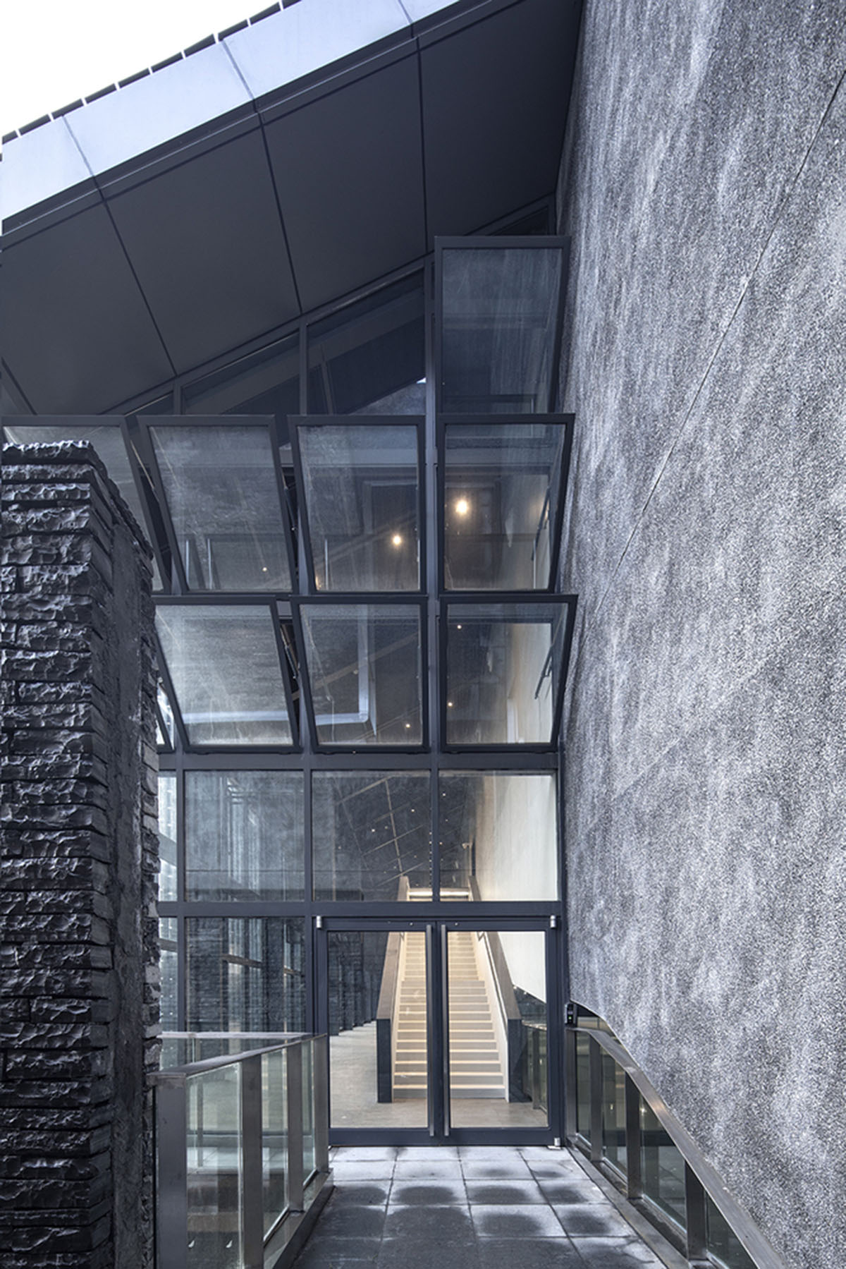 Atelier FCJZ transforms former pedestrian bridge into a bridged art museum in China