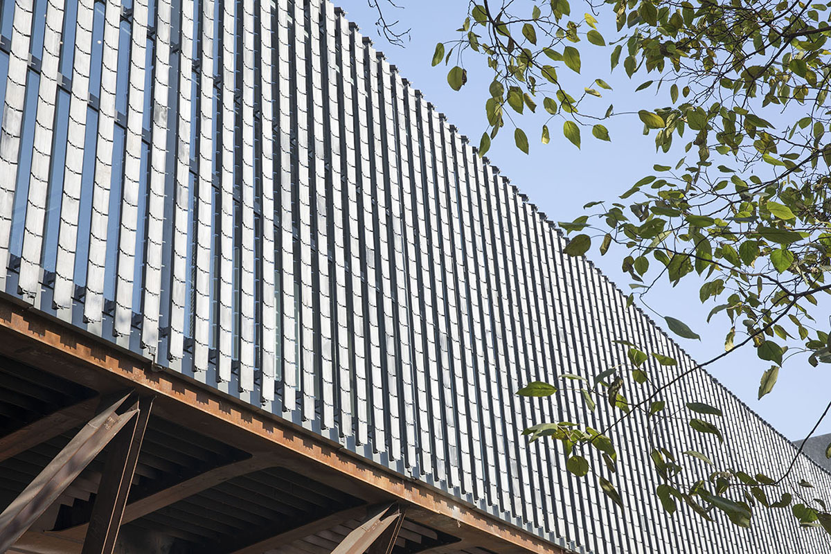 Atelier FCJZ transforms former pedestrian bridge into a bridged art museum in China