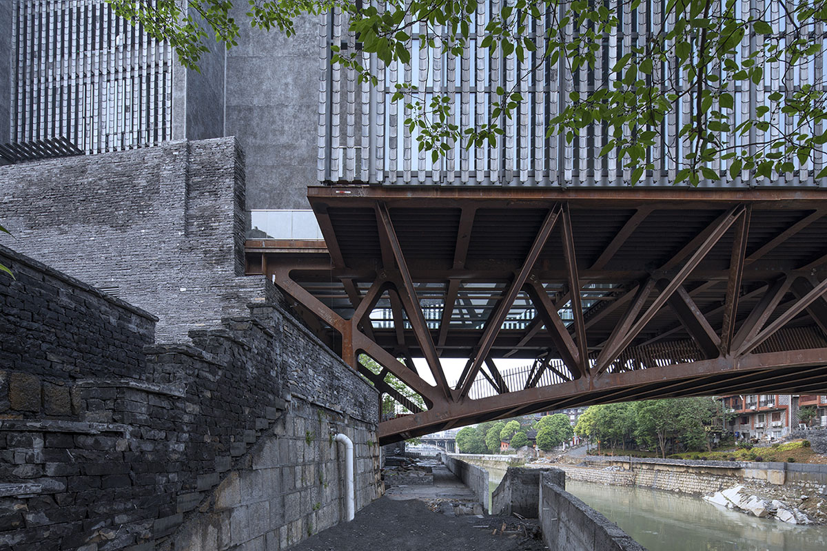 Atelier FCJZ transforms former pedestrian bridge into a bridged art museum in China