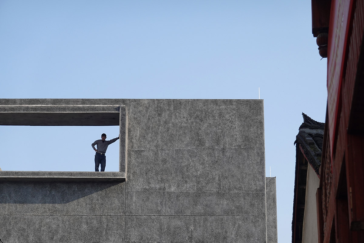 Atelier FCJZ transforms former pedestrian bridge into a bridged art museum in China