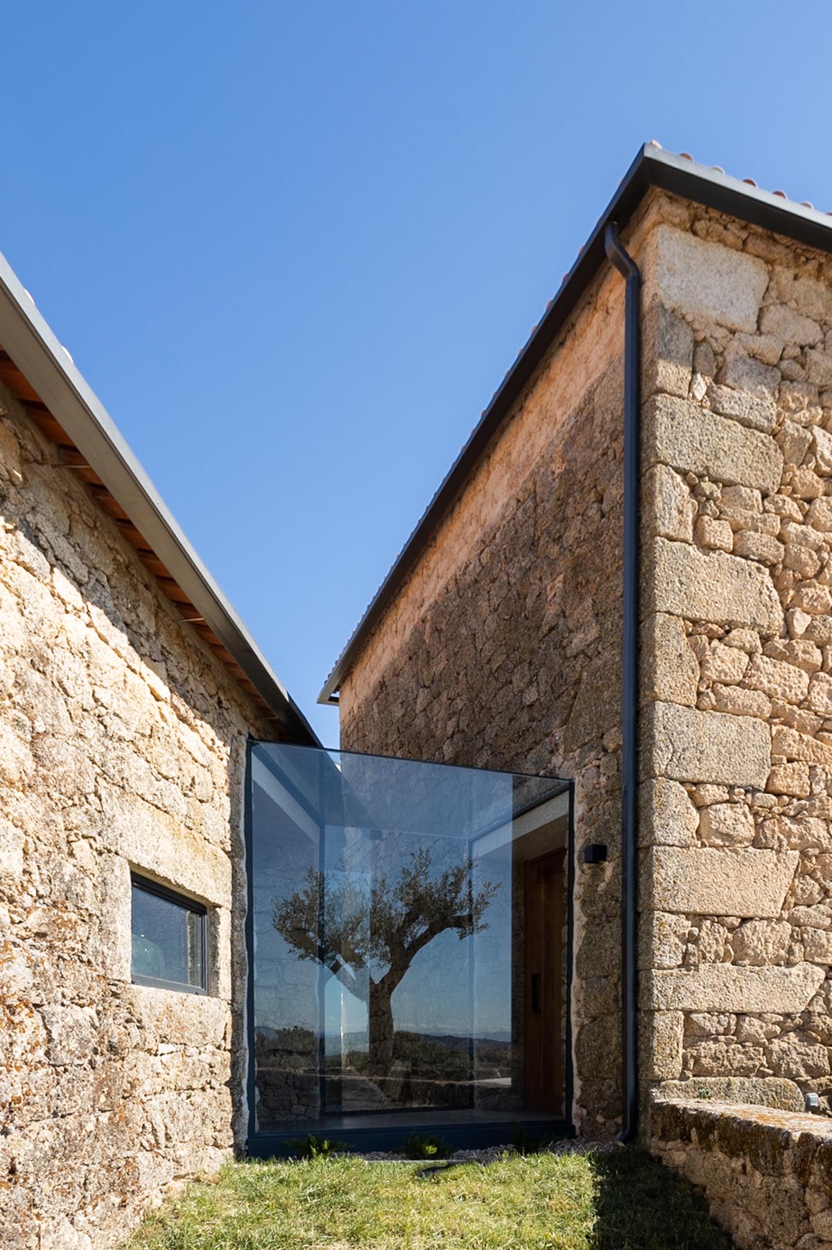 PLATAFORMArq built retreat within tunnel-like stone walls to create 