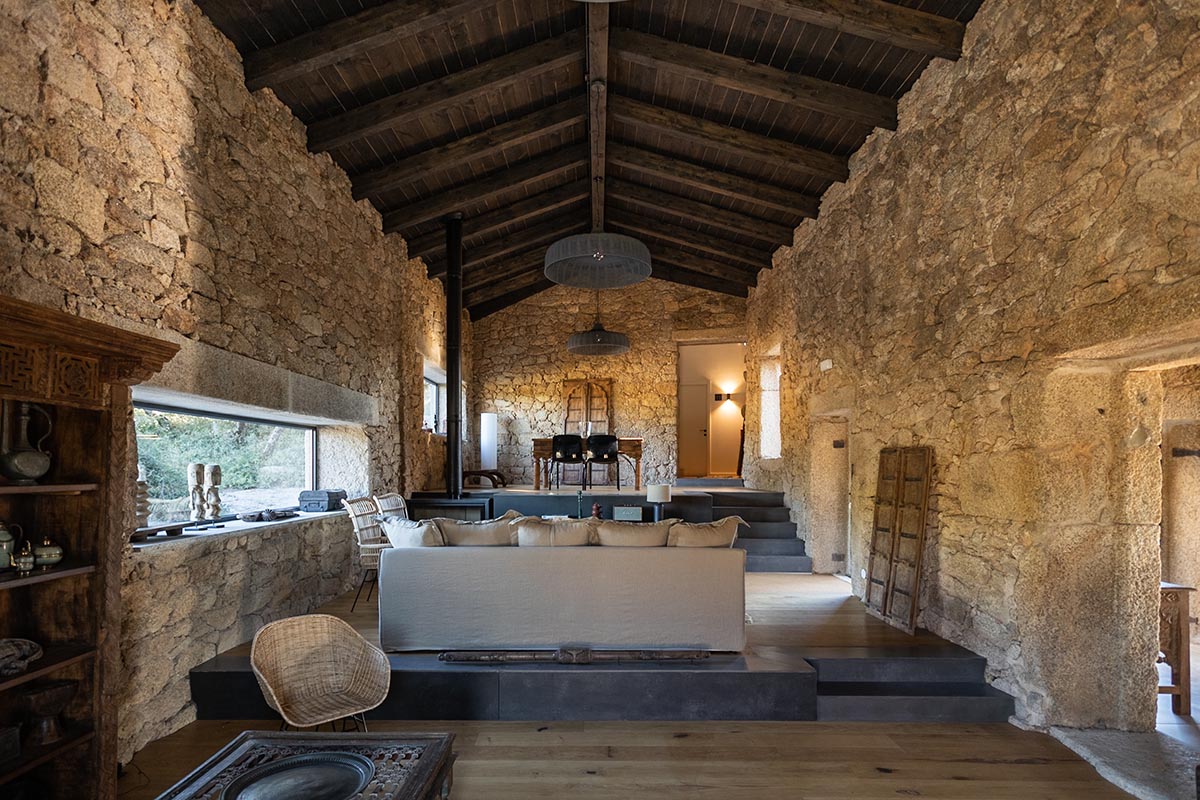 PLATAFORMArq built retreat within tunnel-like stone walls to create 