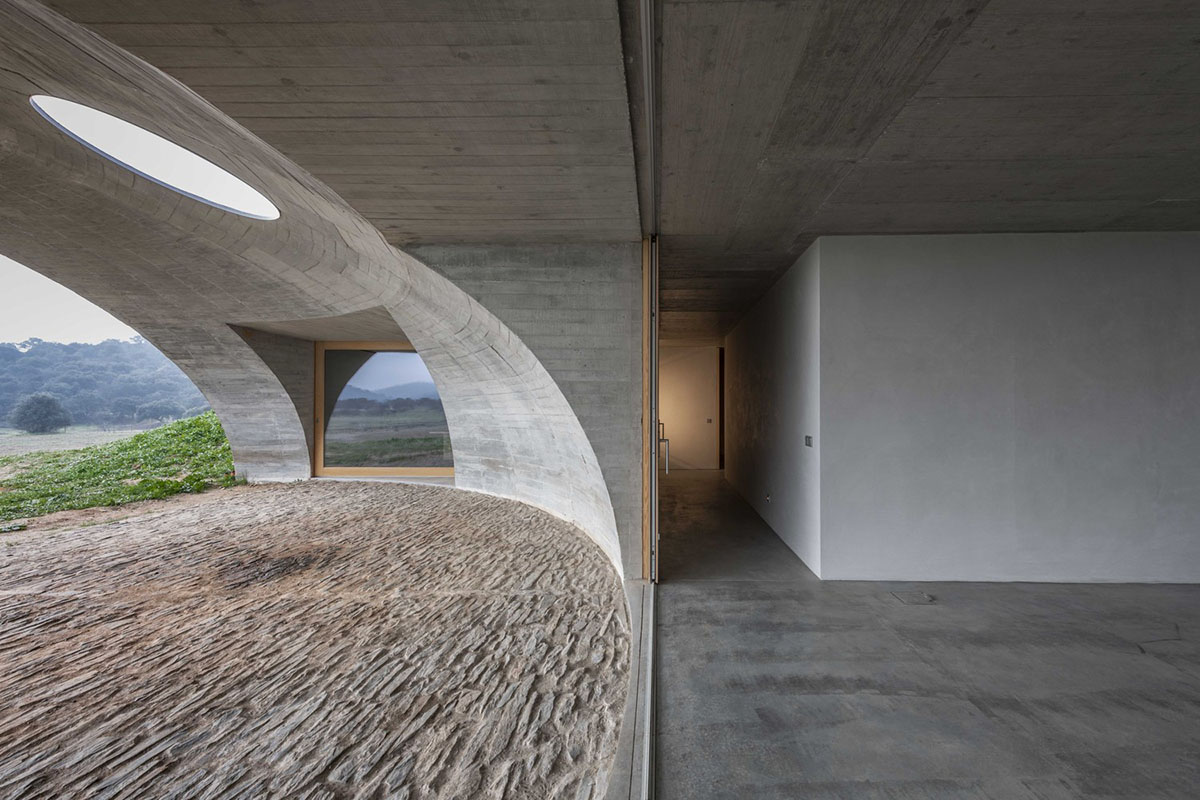 Aires Mateus designs a house that acts like an extension of
