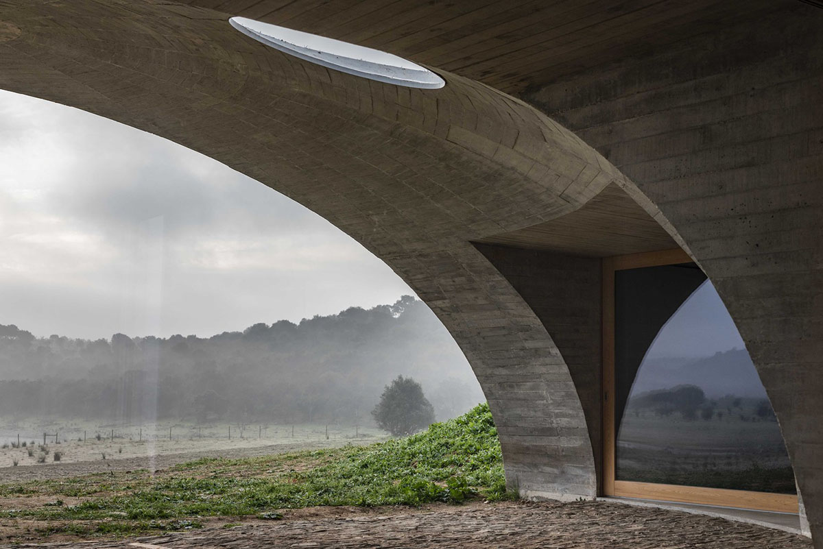 Aires Mateus designs a house that acts like an extension of