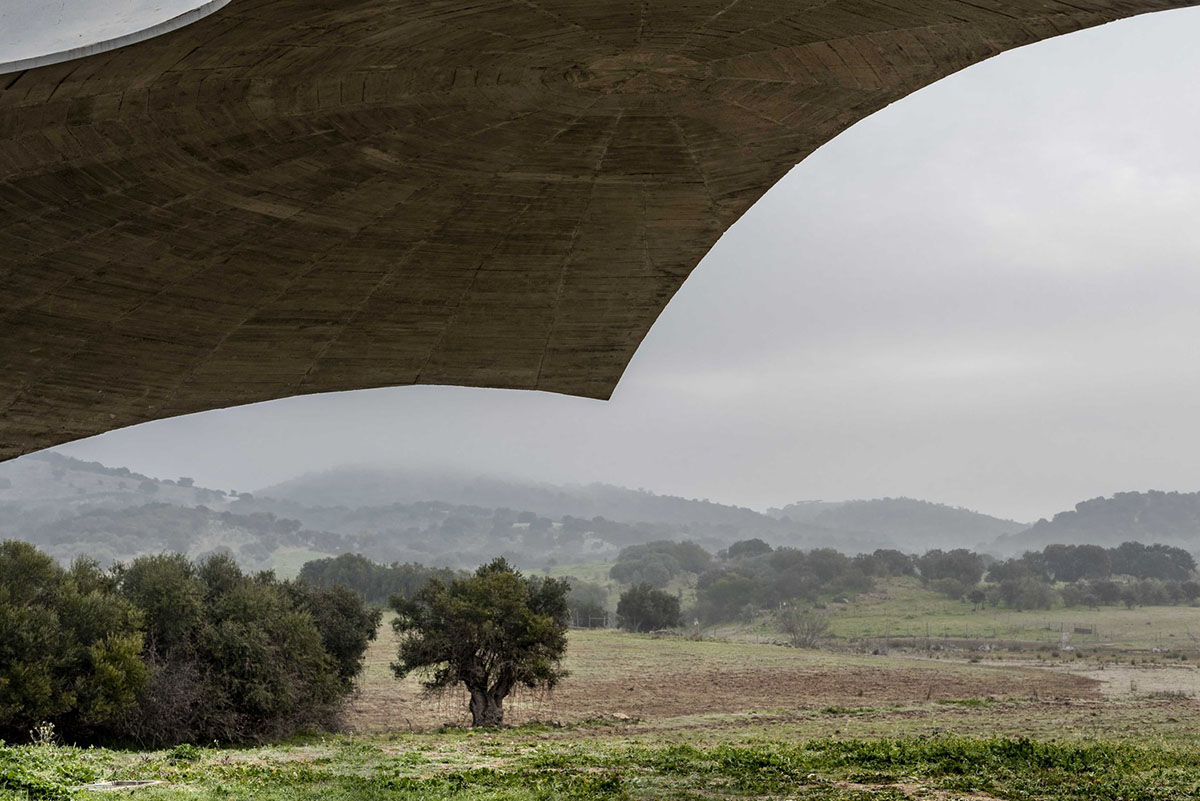 Aires Mateus designs a house that acts like an extension of