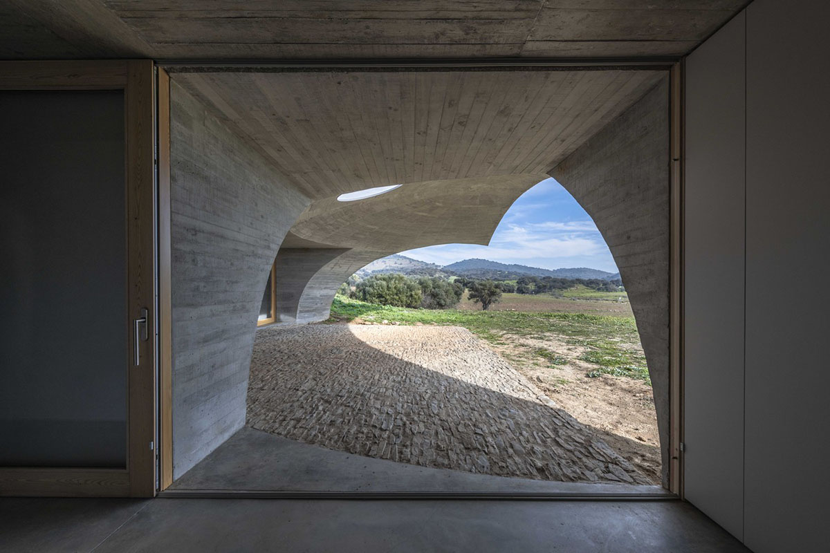 Aires Mateus designs a house that acts like an extension of the landscape in Portugal