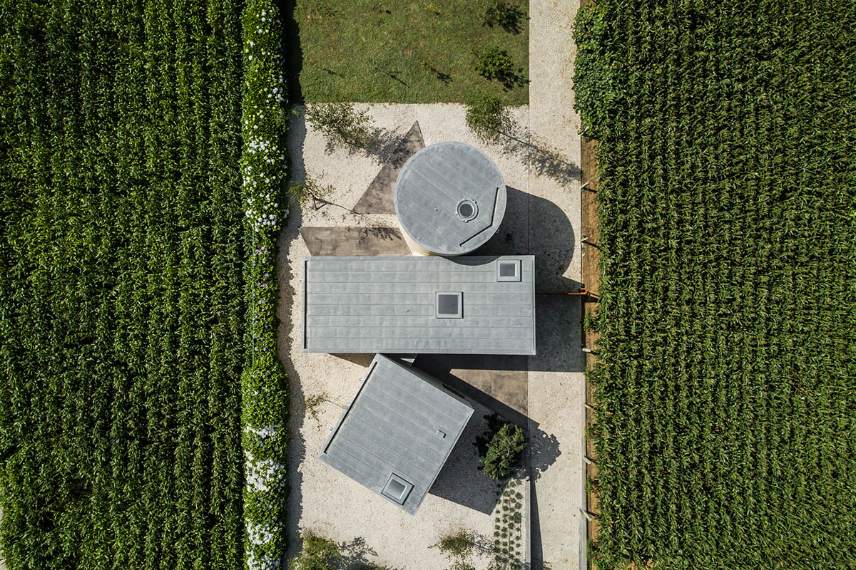 Nelson Resende Arquitecto merges different volumes for office building in agricultural land of Arada