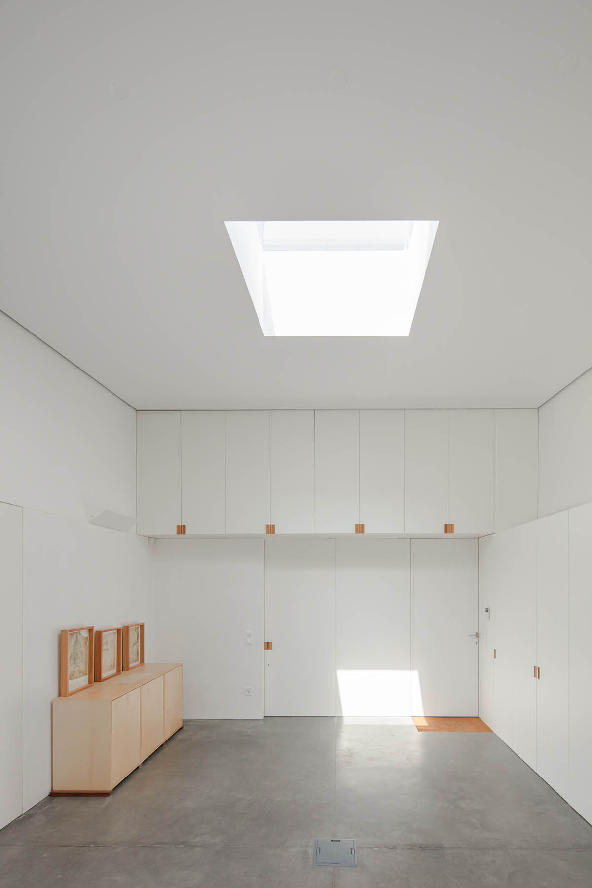 Nelson Resende Arquitecto merges different volumes for office building in agricultural land of Arada