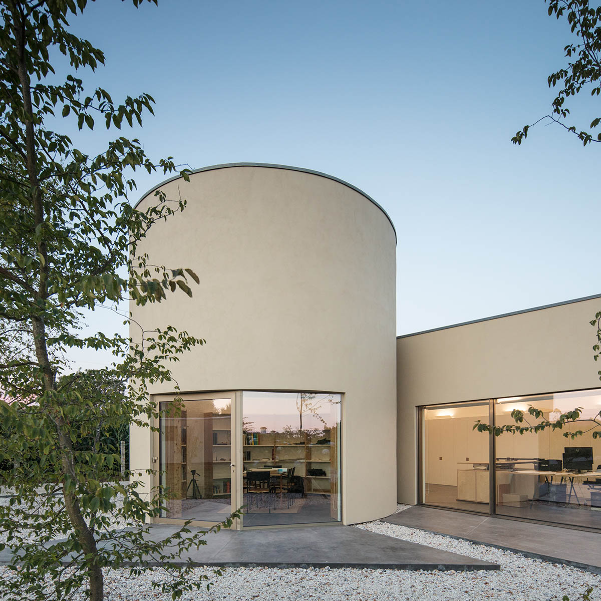 Nelson Resende Arquitecto merges different volumes for office building in agricultural land of Arada