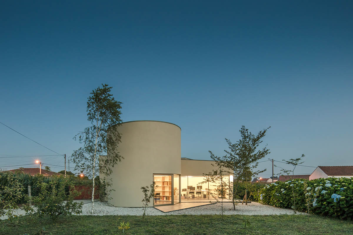 Nelson Resende Arquitecto merges different volumes for office building in agricultural land of Arada