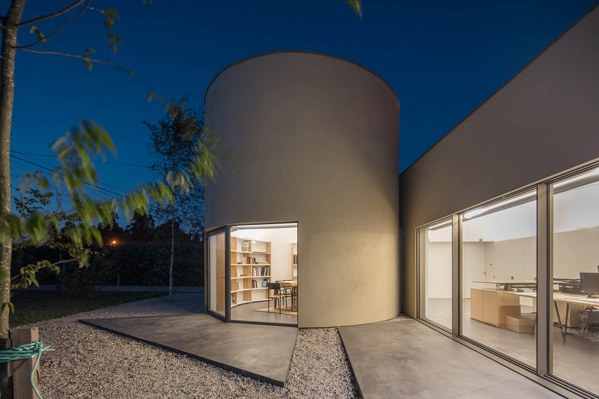 Nelson Resende Arquitecto merges different volumes for office building in agricultural land of Arada