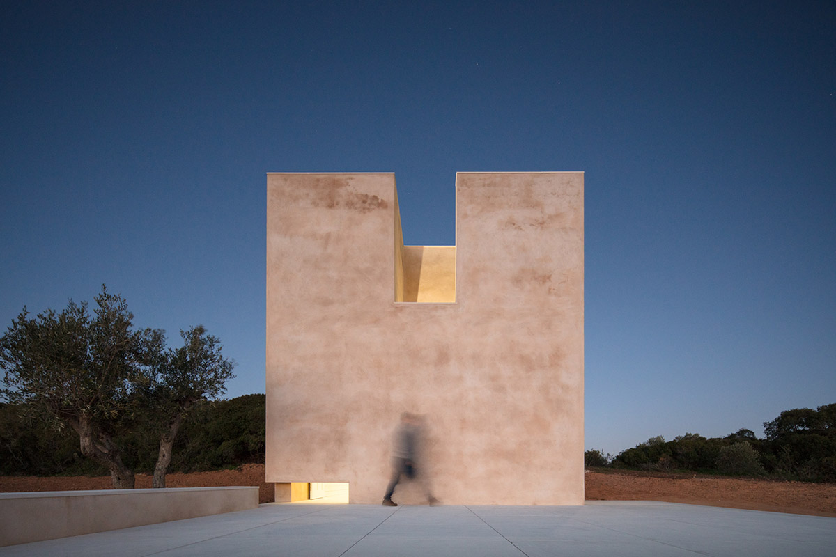 Álvaro Siza completes beige-colored Hillside Chapel in the middle of the natural landscape in Lagos