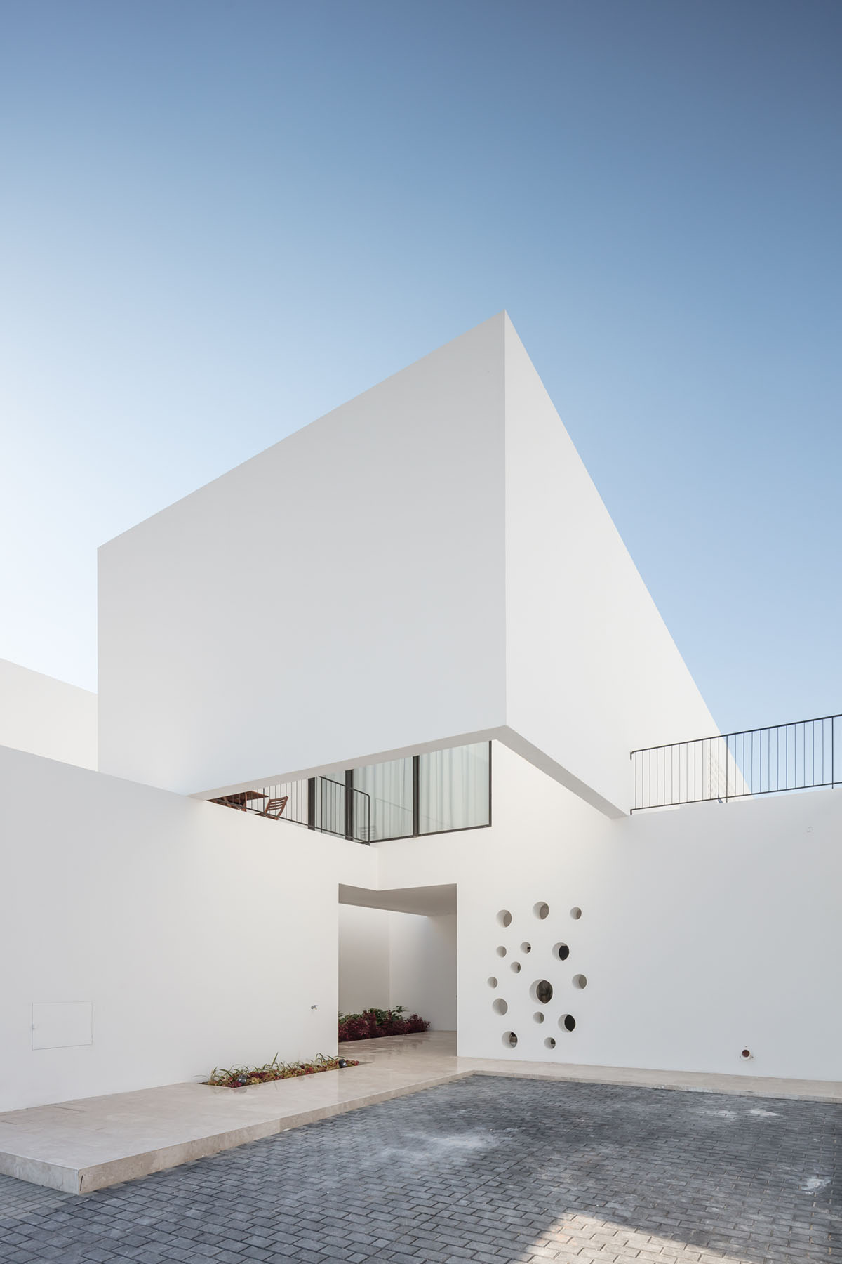 Associated Architects Partnership completes five villas with clear solid-void variations in Kuwait
