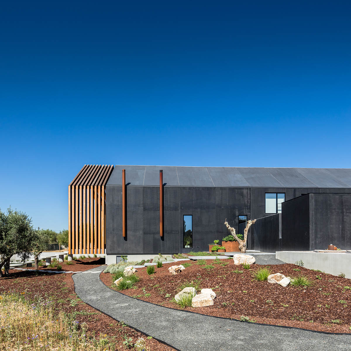 Filipe Saraiva integrates this single family house smoothly with existing landscape in Ourém