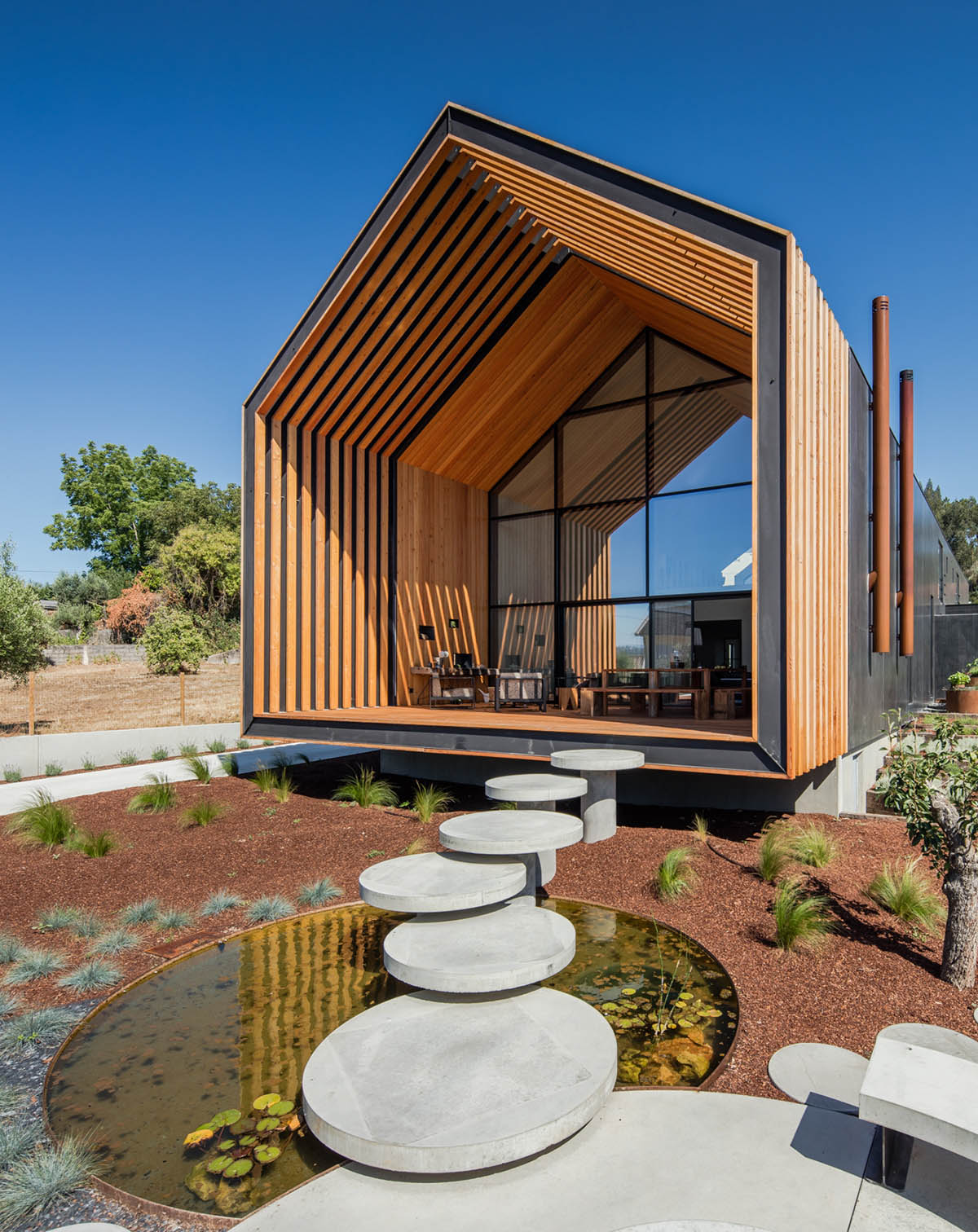 Filipe Saraiva integrates this single family house smoothly with existing landscape in Ourém