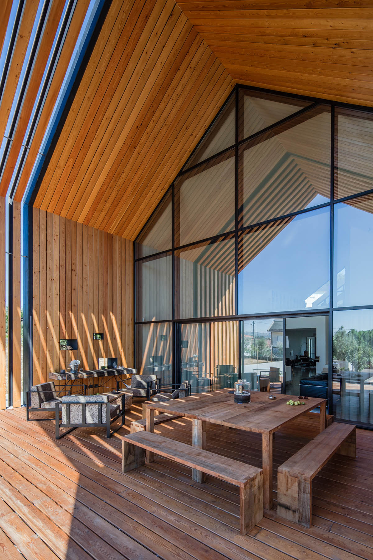 Filipe Saraiva integrates this single family house smoothly with existing landscape in Ourém