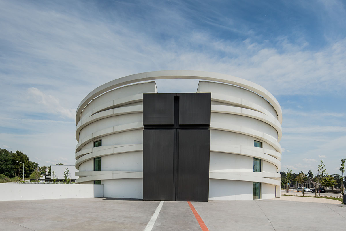 Hugo Correia completes elliptical church featuring sharp concrete lines in Portugal