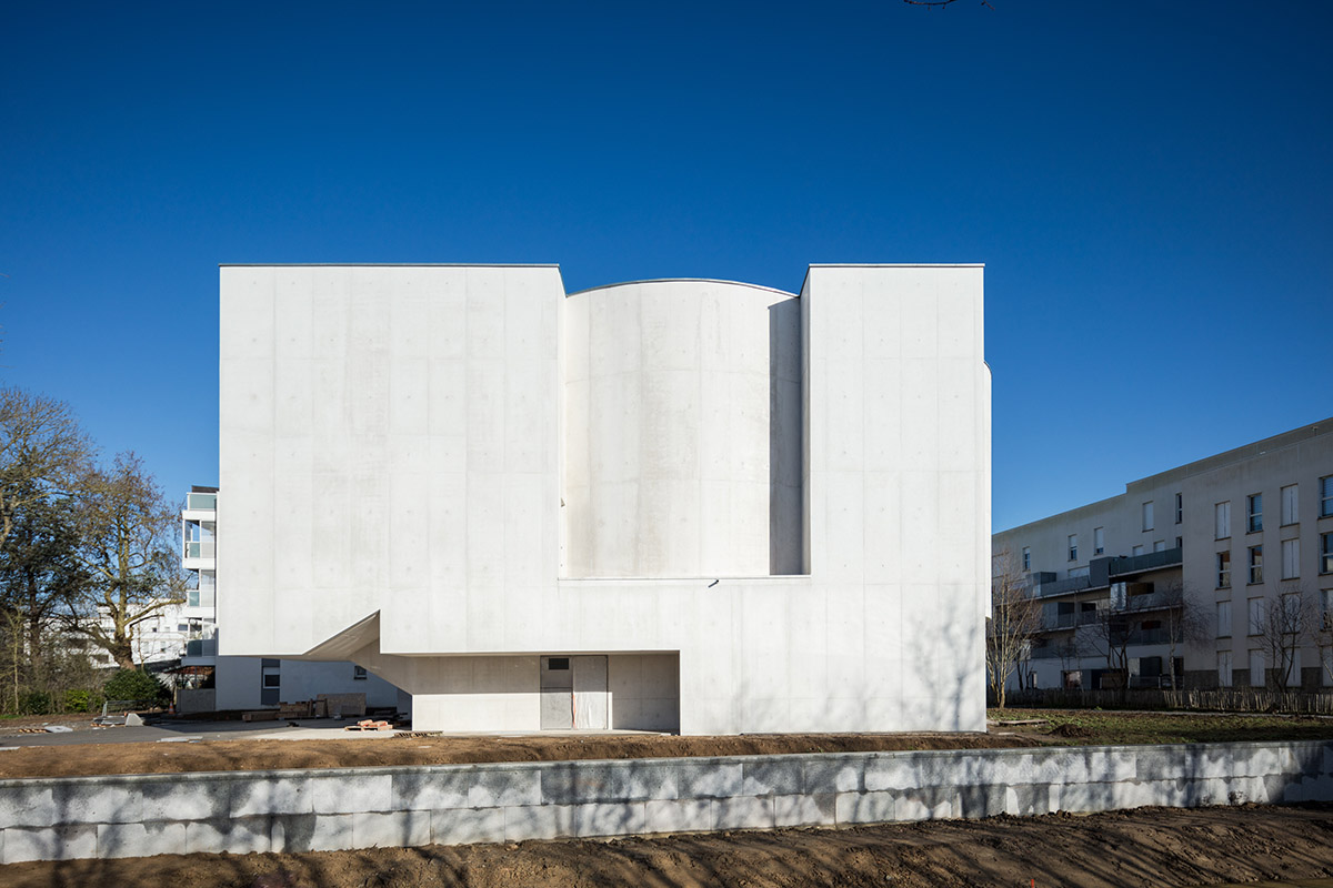Álvaro Siza Completes His First Church In France with white coloured interlocking concrete volumes