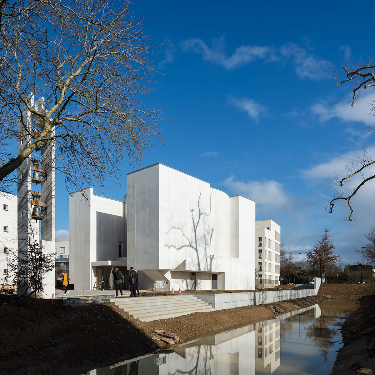 Álvaro Siza Completes His First Church In France with white coloured interlocking concrete volumes