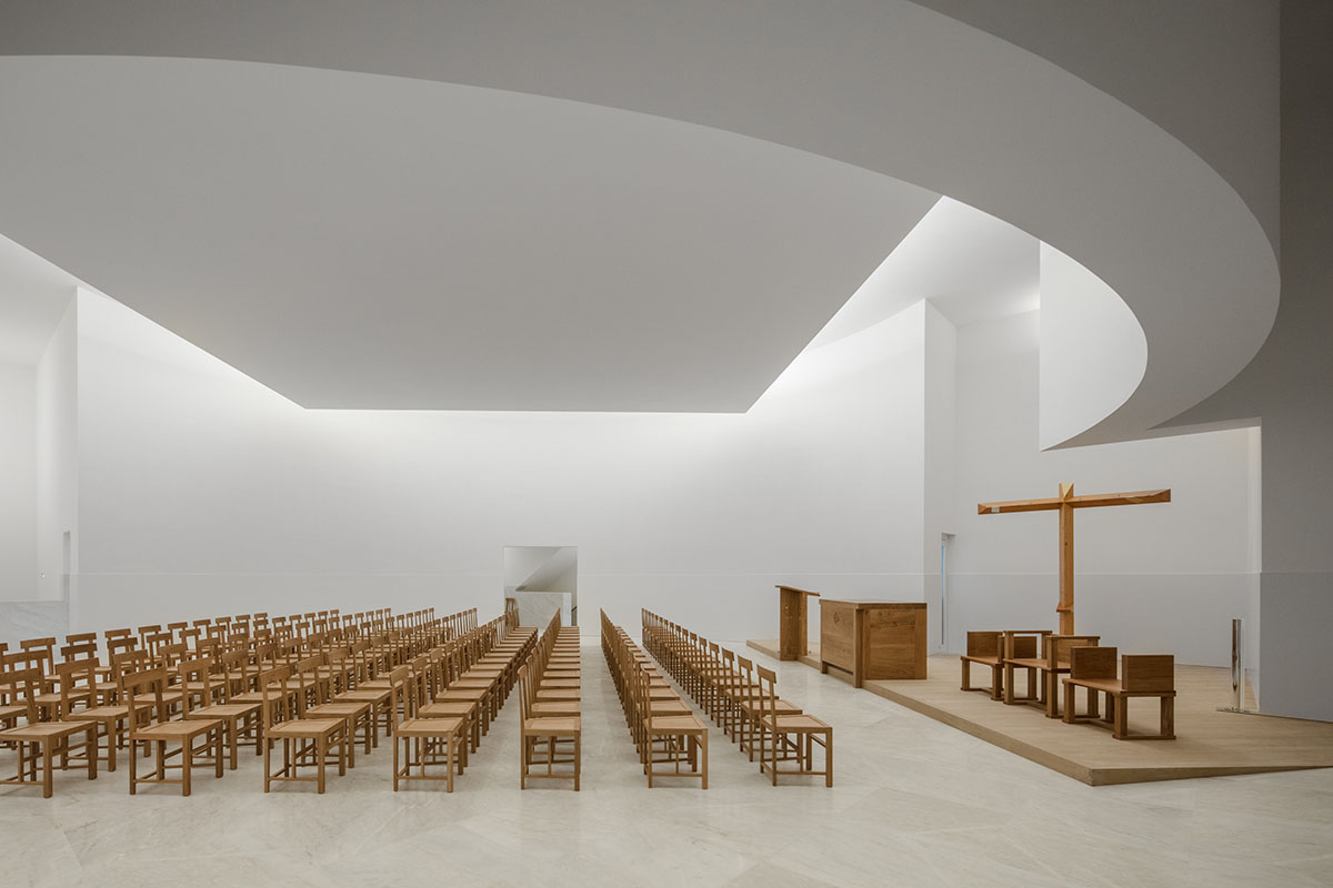 Álvaro Siza Completes His First Church In France with white coloured interlocking concrete volumes