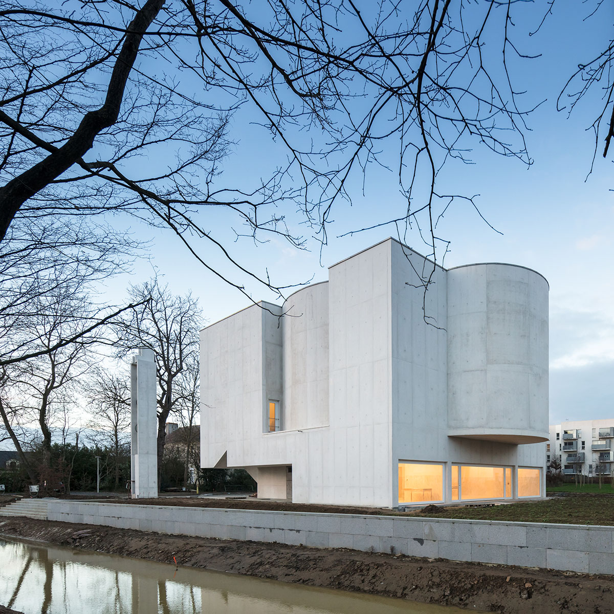 Álvaro Siza Completes His First Church In France with white coloured interlocking concrete volumes