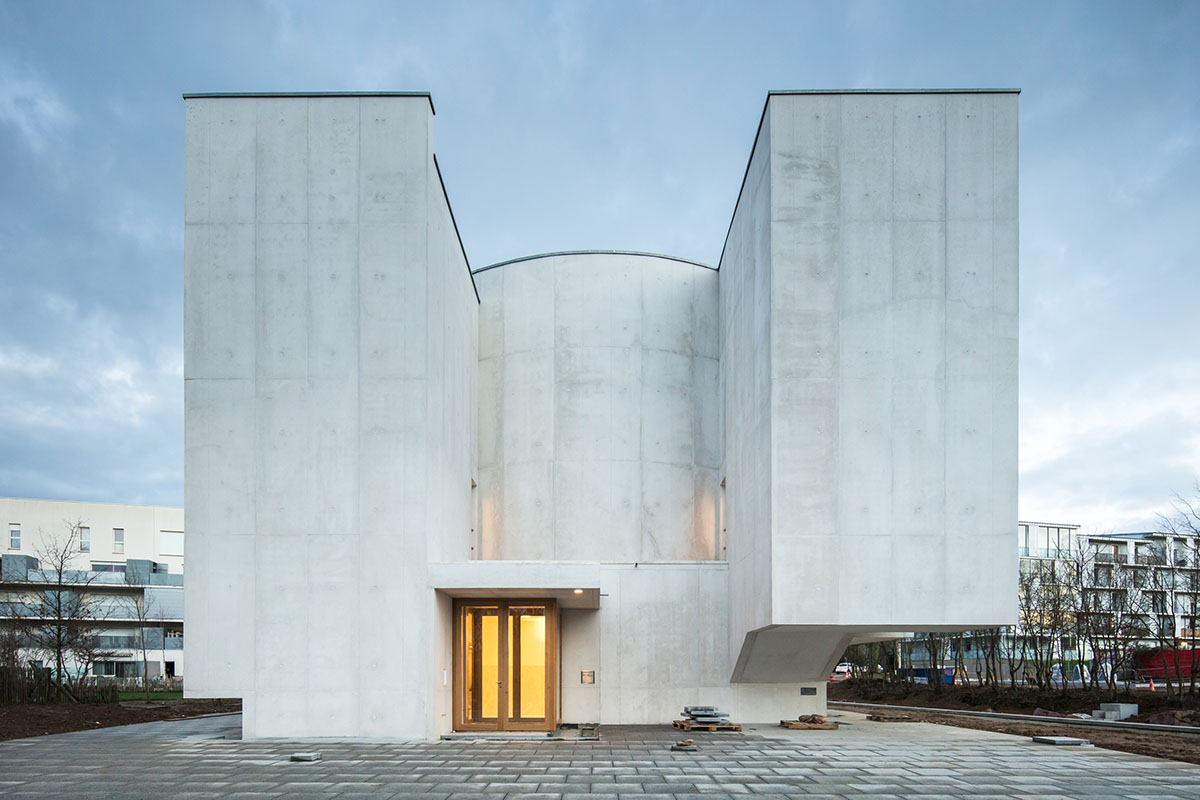 Álvaro Siza Completes His First Church In France with white coloured interlocking concrete volumes