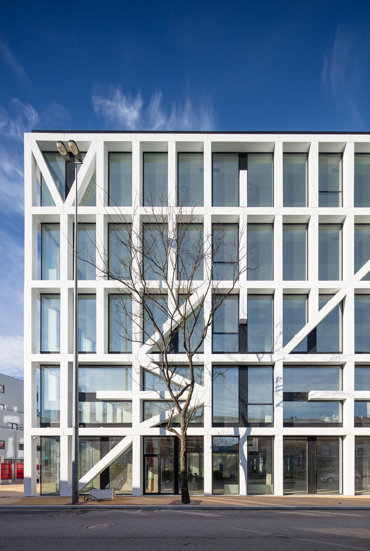 Nuno Capa Arquitecto completes Urbo Business Centre with strong geometry in Portugal