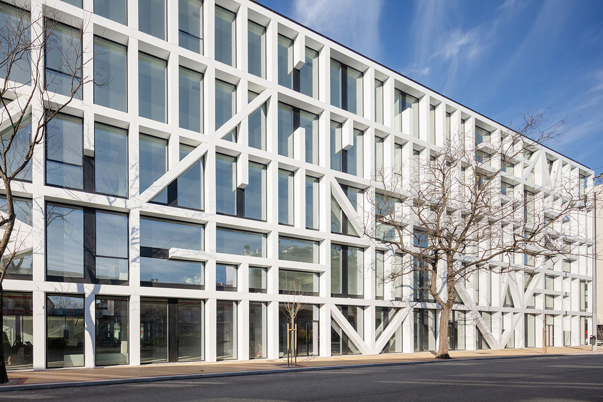 Nuno Capa Arquitecto completes Urbo Business Centre with strong geometry in Portugal