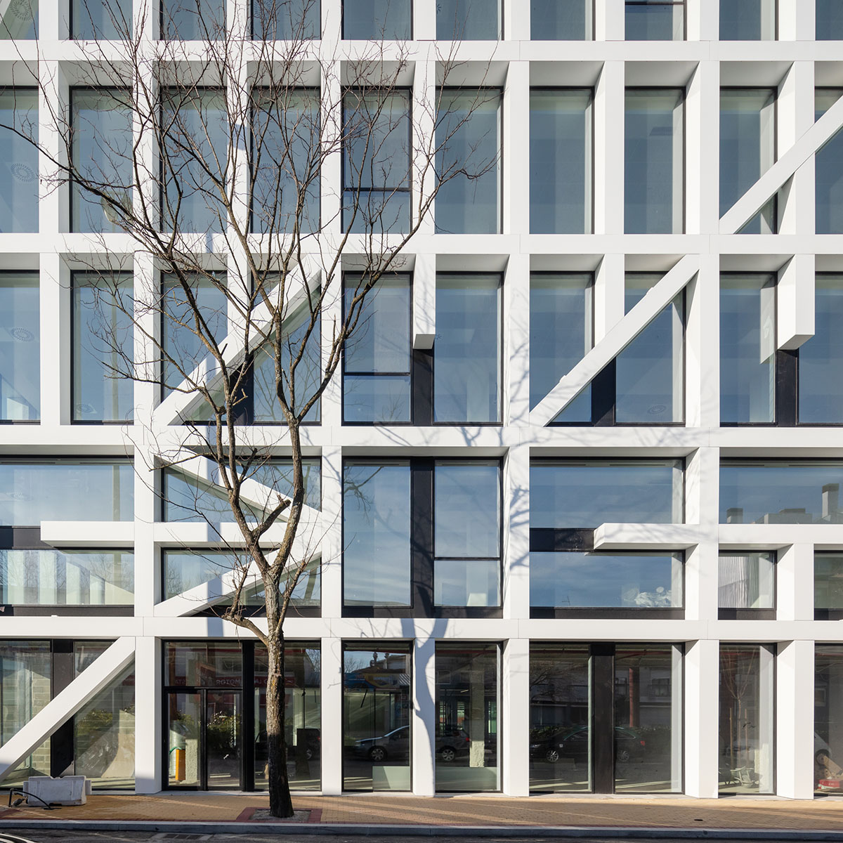 Nuno Capa Arquitecto completes Urbo Business Centre with strong geometry in Portugal