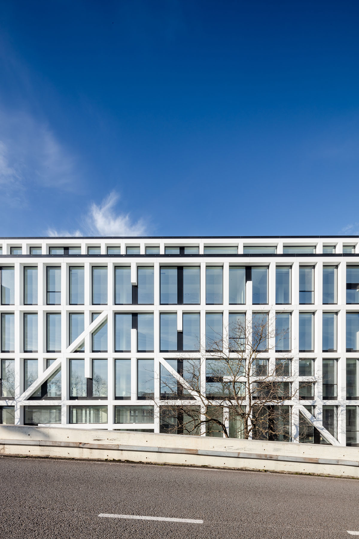 Nuno Capa Arquitecto completes Urbo Business Centre with strong geometry in Portugal