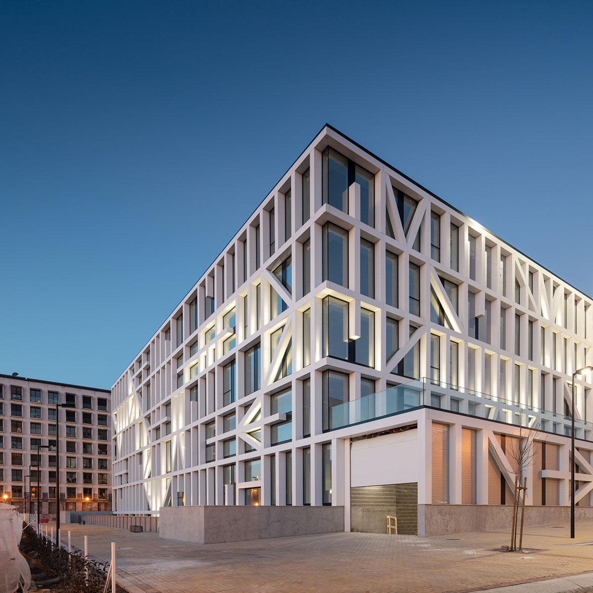 Nuno Capa Arquitecto completes Urbo Business Centre with strong geometry in Portugal