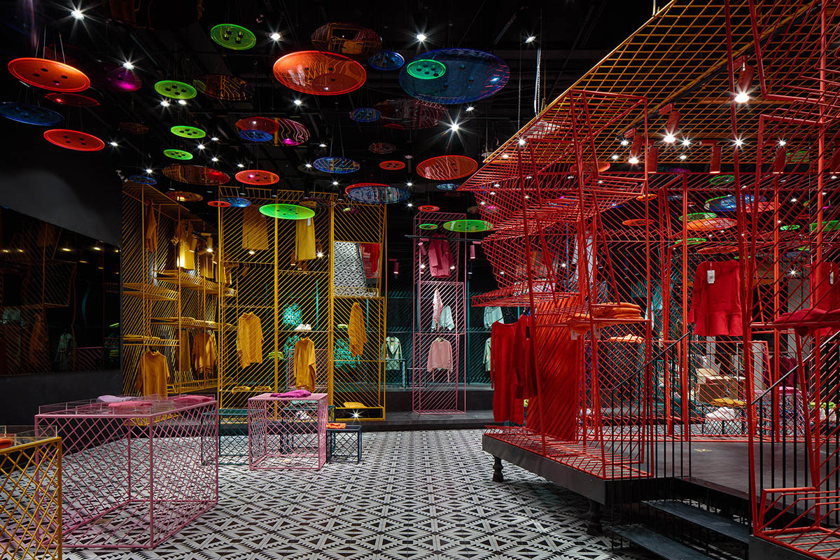 X+Living uses four different exhibition techniques for women’s brand clothing in JOOOS Fitting Room