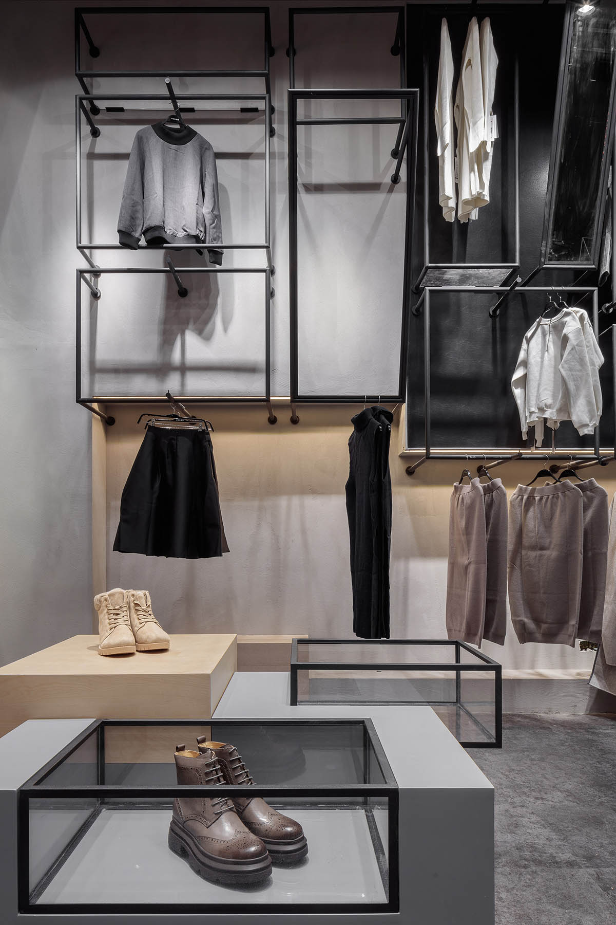 X+Living uses four different exhibition techniques for women’s brand clothing in JOOOS Fitting Room