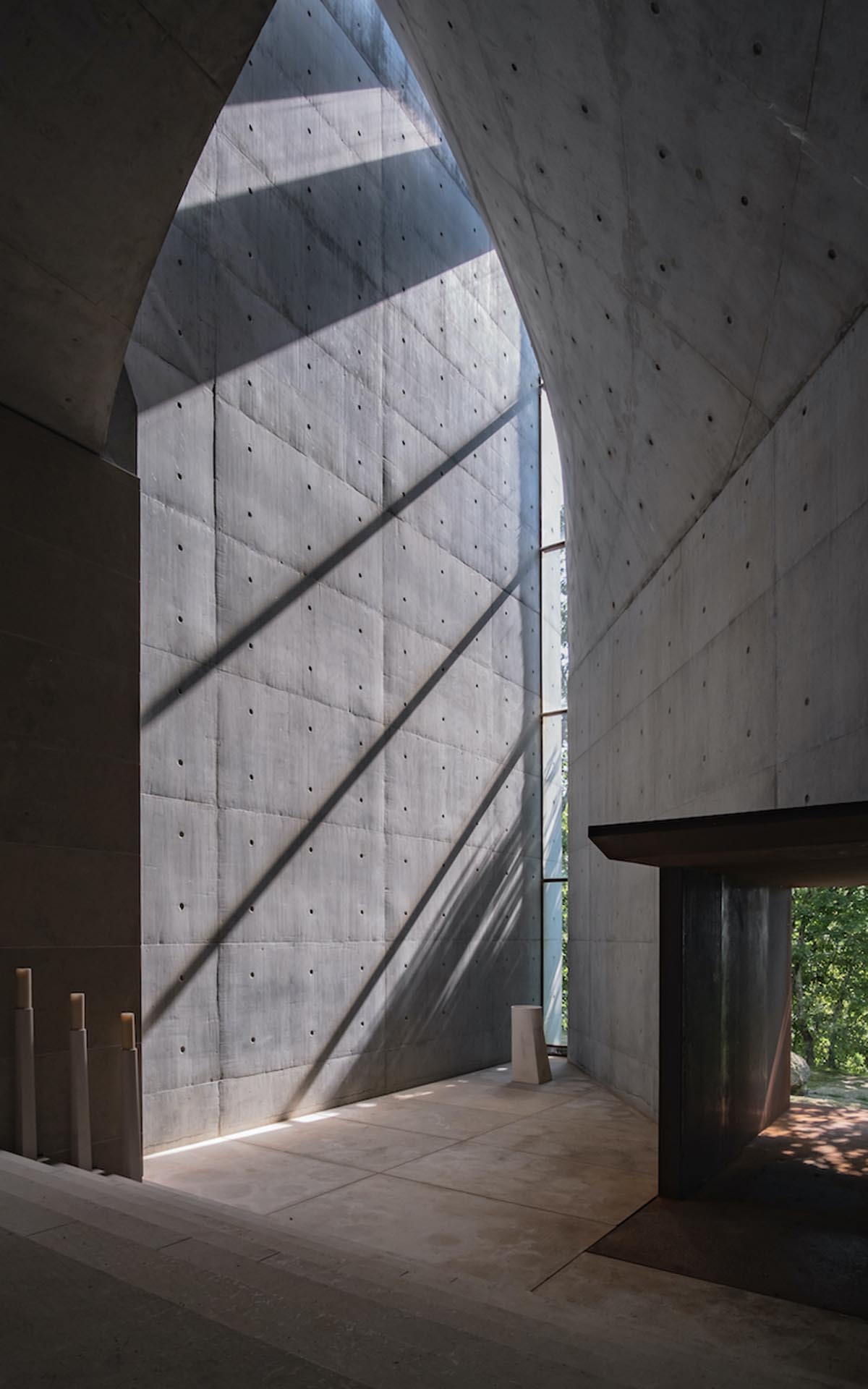Nicholas Burns' Chapel and Meditation Room beautifully becomes one with the landscape