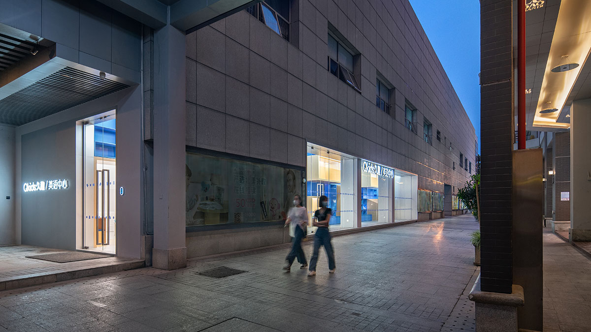 Crossboundaries designs blue sculptural spine as lively interface for Qkids English Center in China