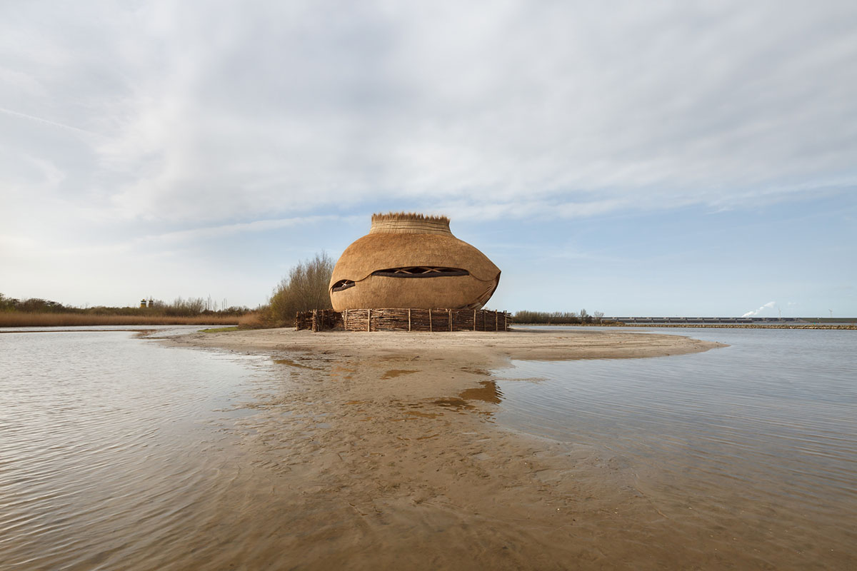 RAU architects and RO&AD Architecten built egg-shaped observatory watching bird biotope