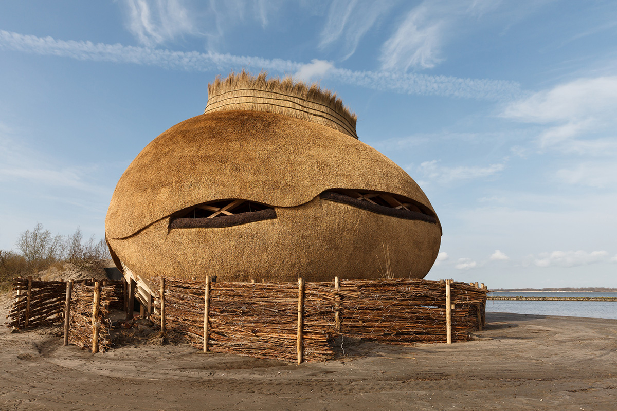 RAU architects and RO&AD Architecten built egg-shaped observatory watching bird biotope