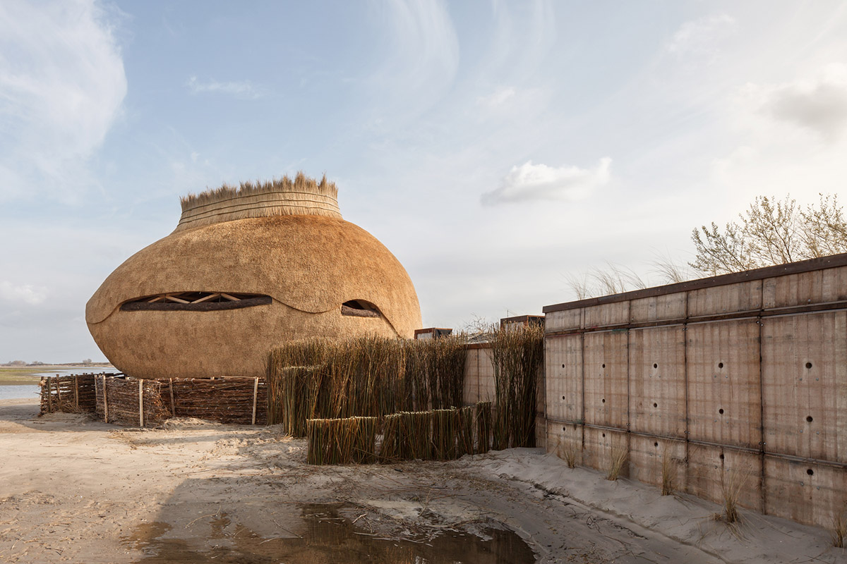 RAU architects and RO&AD Architecten built egg-shaped observatory watching bird biotope